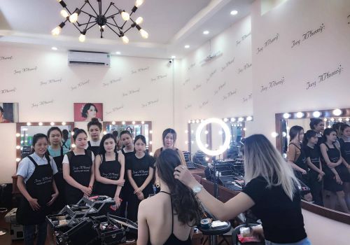 KHÓA HỌC MAKE UP  
